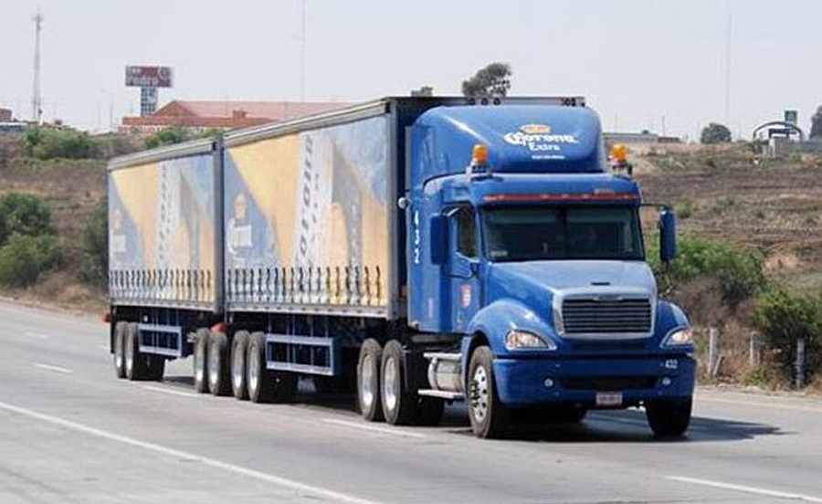 Kamion tegljač s dodatnom kamionskom prikolicom – Dolazi li u Europu ...