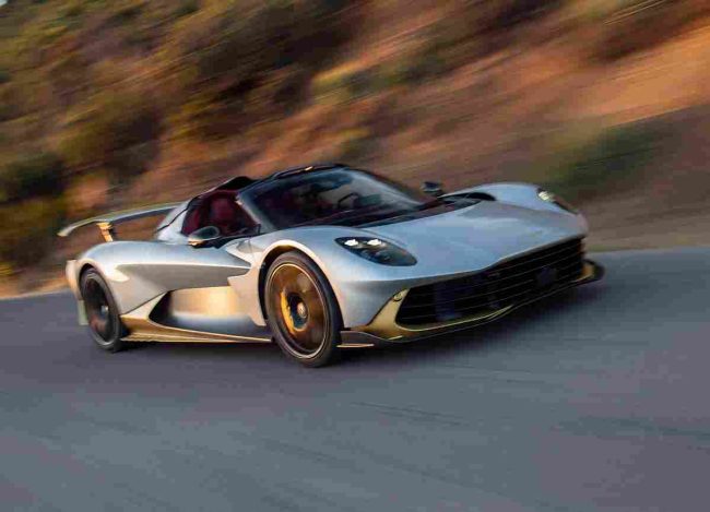 Aston Martin Valhalla Spider je vrhunski super automobil koji juri 200 km/h bez krova, a s čvrstim krovom je još brži – čak 350 km/h (video)