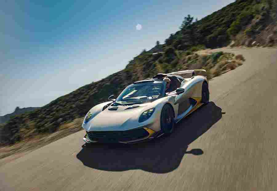 Aston Martin Valhalla Spider je vrhunski super automobil koji juri 200 km/h bez krova, a s čvrstim krovom je još brži – čak 350 km/h (video)