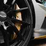 Aston Martin Valhalla Spider je vrhunski super automobil koji juri 200 km/h bez krova, a s čvrstim krovom je još brži – čak 350 km/h (video)