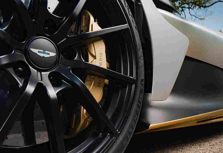 Aston Martin Valhalla Spider je vrhunski super automobil koji juri 200 km/h bez krova, a s čvrstim krovom je još brži – čak 350 km/h (video)