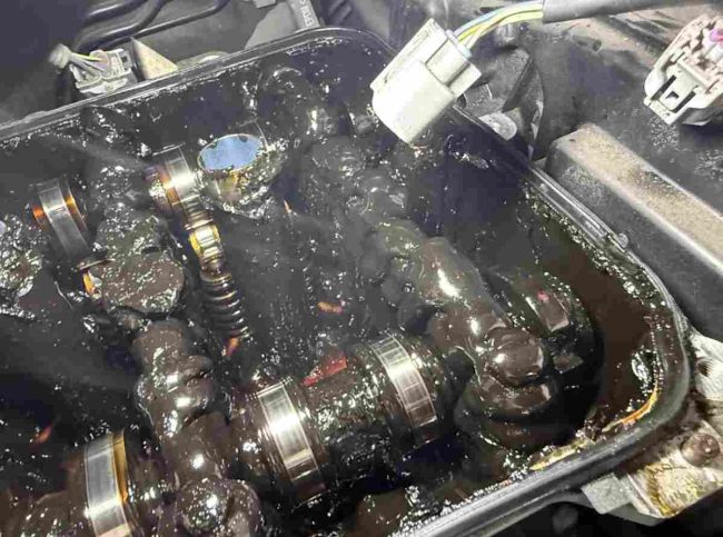 Mehaničar otkriva da na Toyoti Corolli ulje nije mijenjano punih 74.600 km, no donosi hvalevrijednu odluku